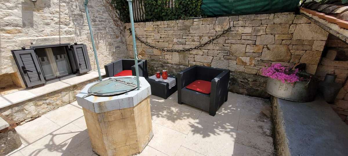 Posest z dvema kamnitima hišama in bazenom